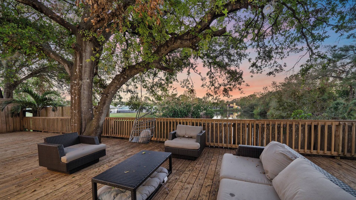 Flora Villa House | Jungle Nook | Waterfront + Grill!
