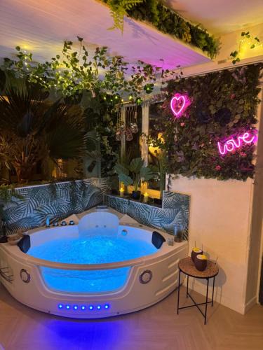 Vaulx En Velin Village Apartment | Jungle room - Lyon Est