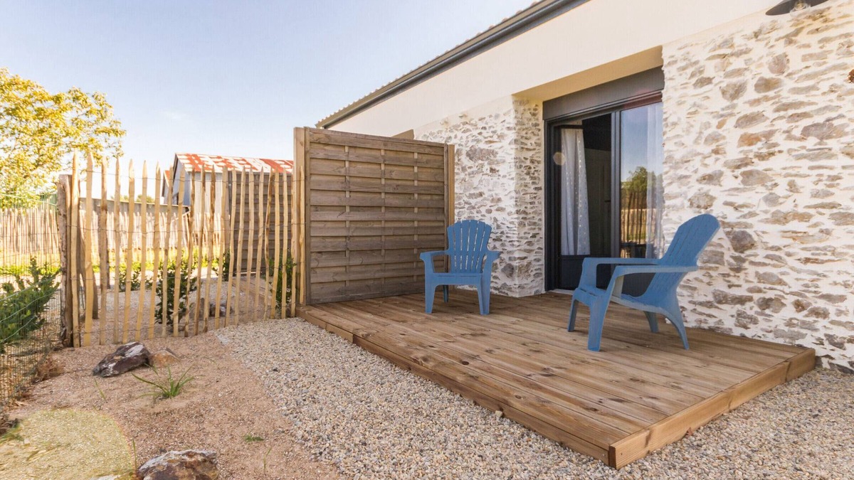 Port-Saint-Pere Cottage | Jungle Studio with Terrace and Heated Pool near Nantes