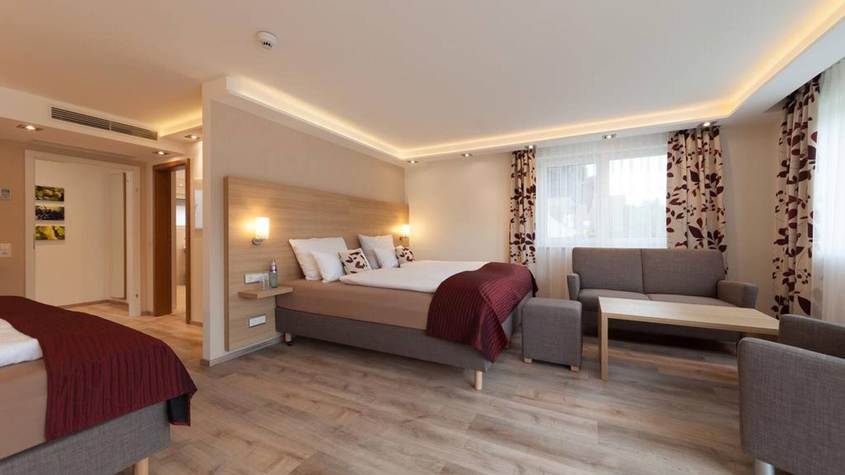 Mengen Apartment | Junior Suite mit Boxspringdoppelbett, Badezimmer, Flachbild-TV und Südbalkon