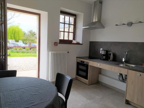 Crepon Apartment | Junior Suite Triple PMR Résidentielle avec cuisine au Manoir de Mathan à Crépon 5mn d'Arromanches et 10 mn de Bayeux