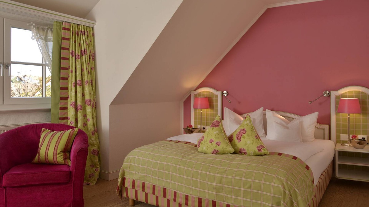 Erpfingen Apartment | Junior suite Wiesenberg, 28 sqm, bathroom with bathtub