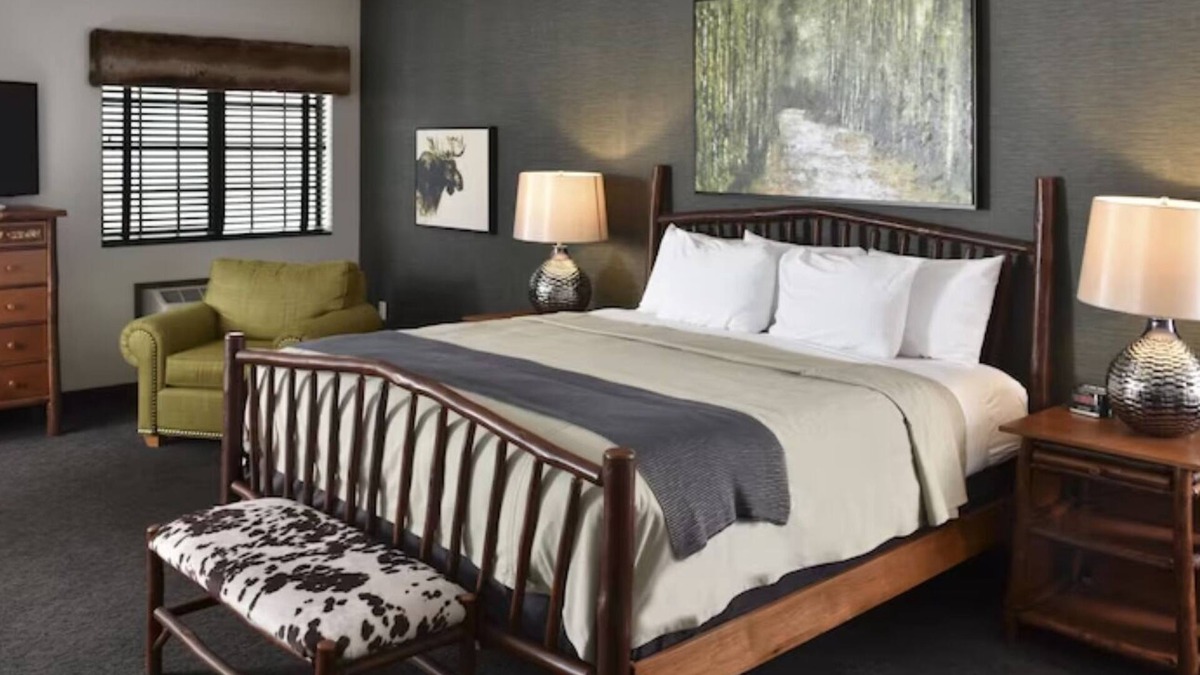Broken Arrow Hotel | Junior Theme Suite w/Whirlpool, Living Area, Stoney Creek Tulsa, Pool