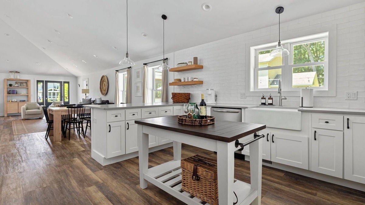 Union Pier House | Juniper Presents: A Classy Cottage w/Hot Tub, Deck, Fire Pit, near Beach