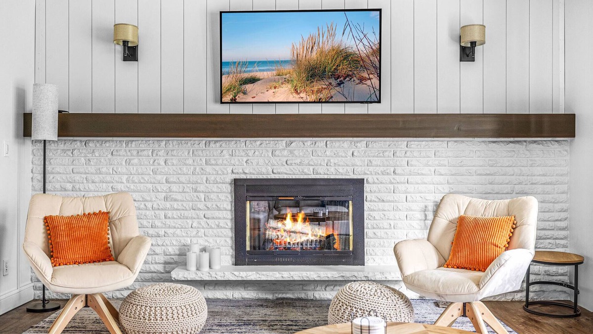 Stevensville House | Juniper Presents: Fire Pit, Deck + Foosball, 1-min to Watermark Brwy