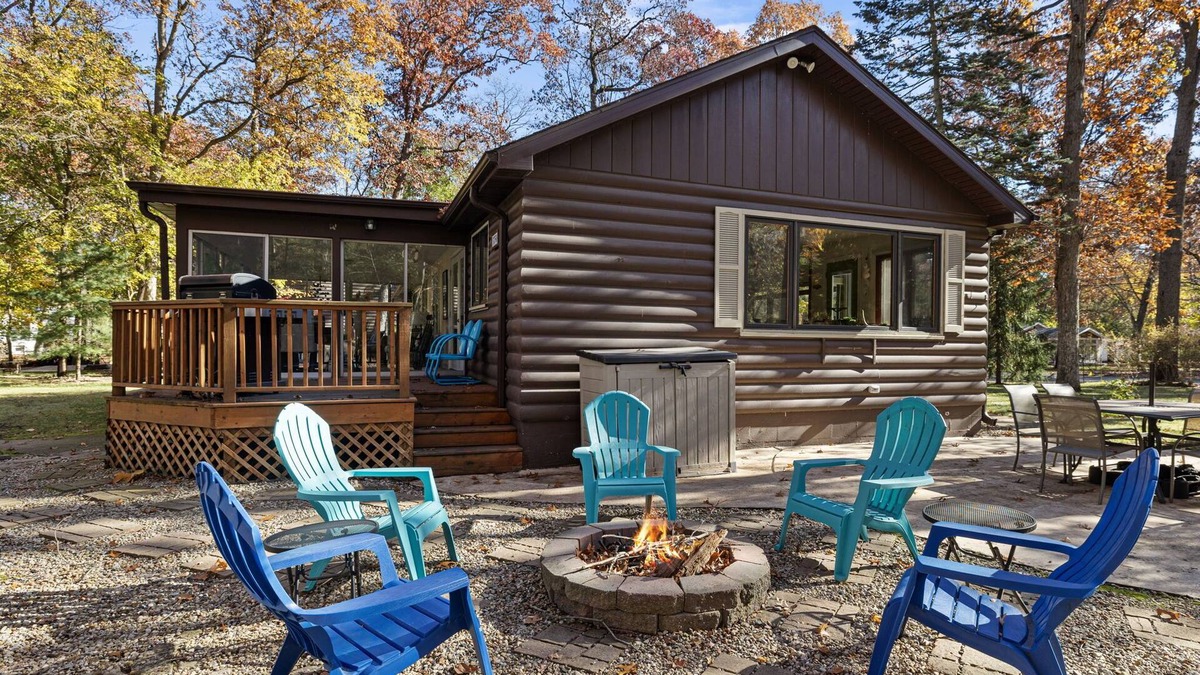 Michiana House | Juniper Presents: Fabulous Vacay Cabin, 2min Walk to Beach+Bikes, Games, Firepit