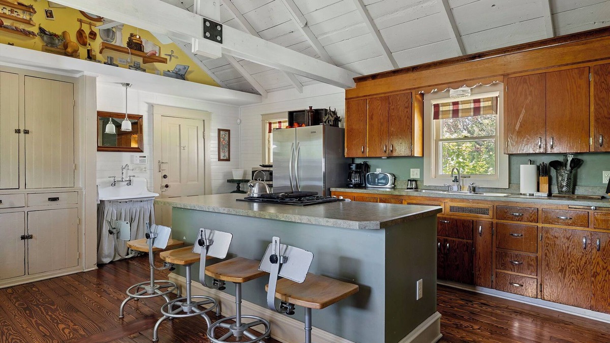 Three Oaks House | Juniper Presents: The Fourth Oak, Steps to, Journeyman, Downtown & Parks