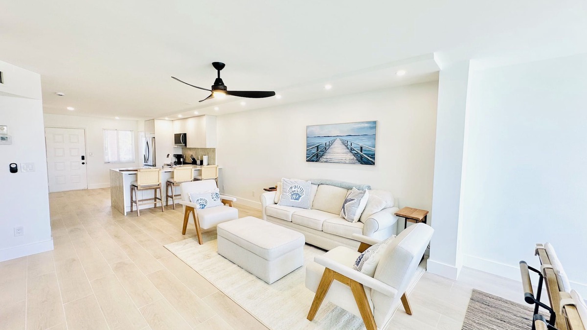 Jupiter Condo | JUPITER BEACH RETREAT WALK TO BEACH AND POOL!