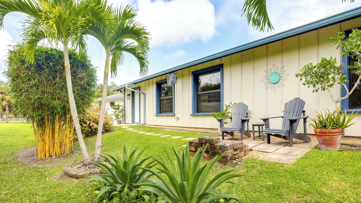 Jupiter Farms Cottage | Jupiter Cottage w/Patio, Gas Grill & Fire Pit!