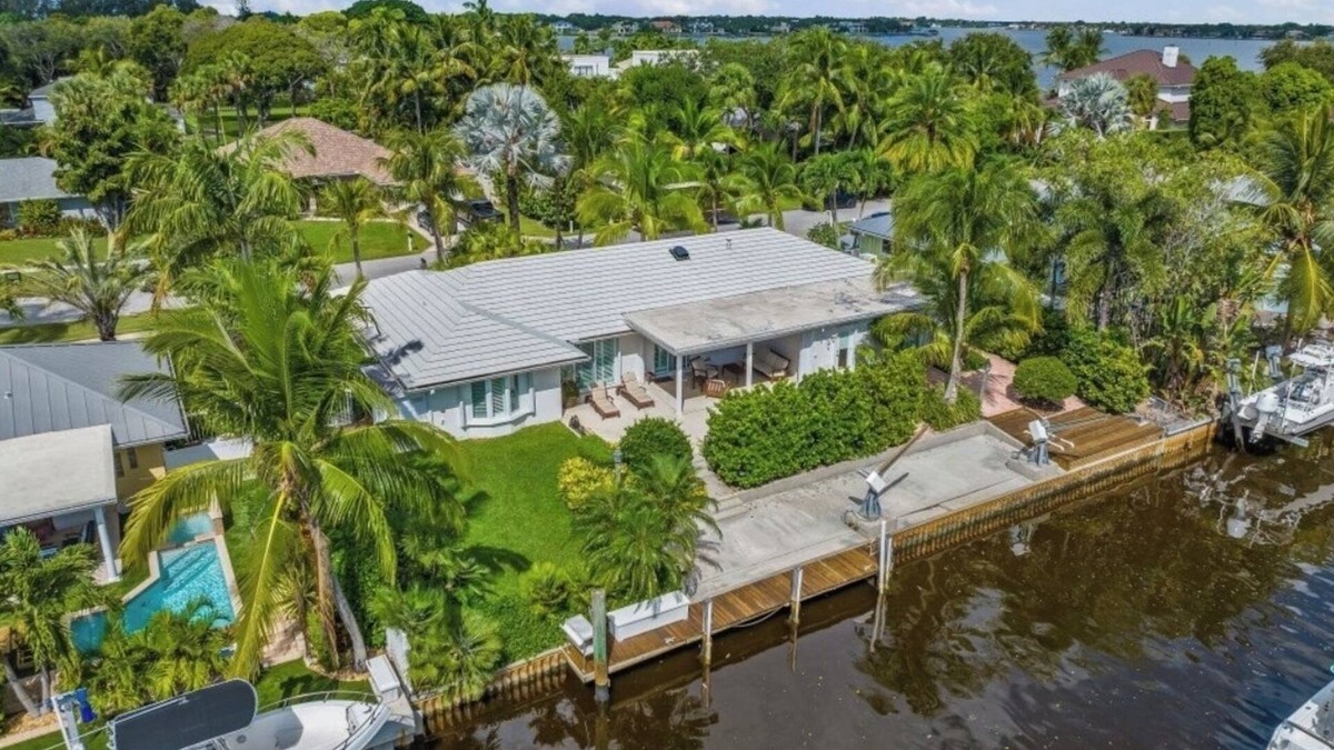 Jupiter House | Jupiter waterfront - dock and new jacuzzi spa , 3 b 2 b fits 30 “ boat