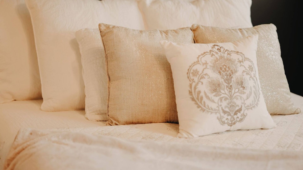Elizabethtown House | Just 10 minutes from town -We're more than just a place to stay!
