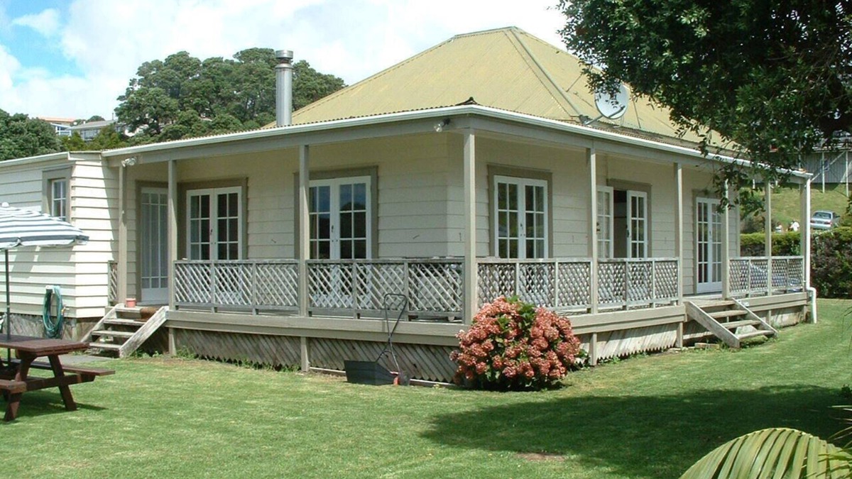 Waipu Cove House | Just 2hrs from Auckland!Come swim, surf & fish while relaxing at Waipu Cove.