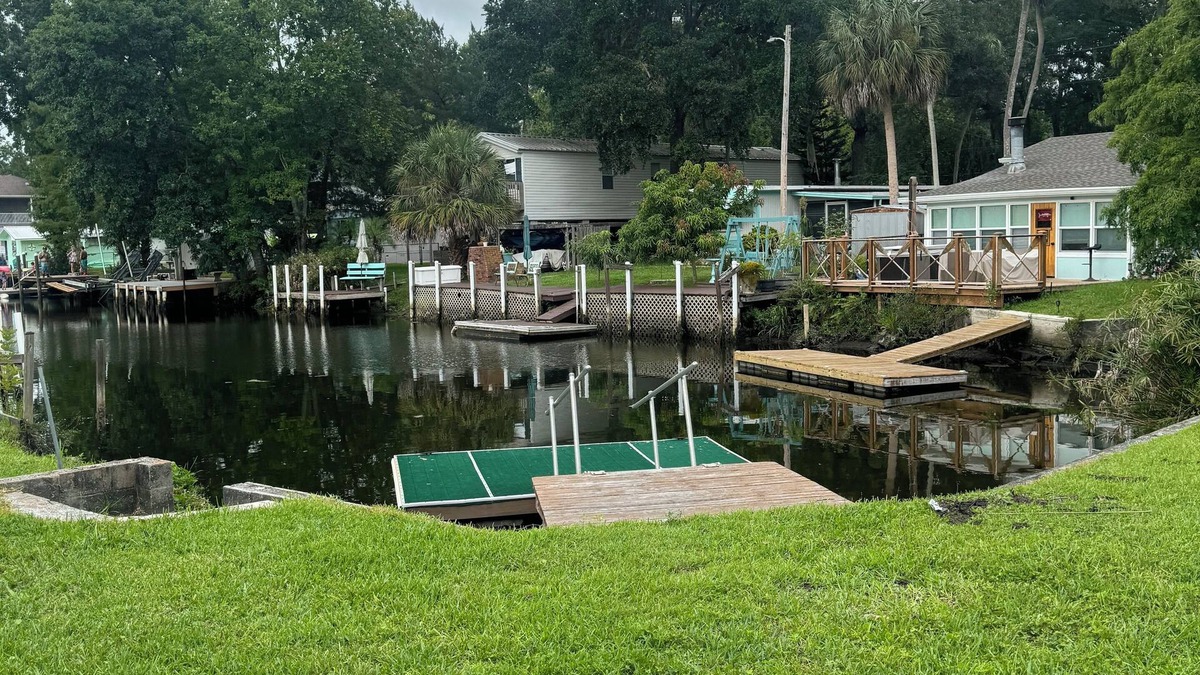 Weeki Wachee Gardens Cottage | Just a couple minute paddle to hospital hole in Weeki Wachee. Pet friendly.