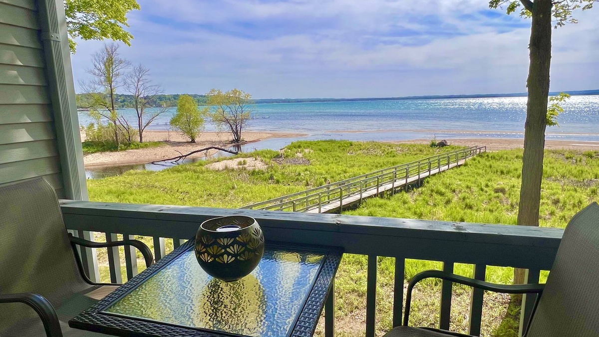 Acme Apartment | Just a few steps to the bay & Amazing Sunsets!
