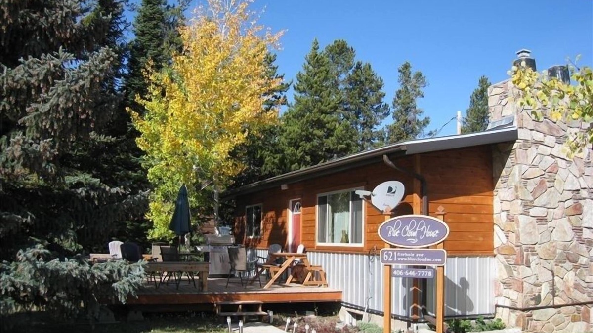 West Yellowstone House | Just a minute from Yellowstone! Family sized home w/deck Book Now for Summer!