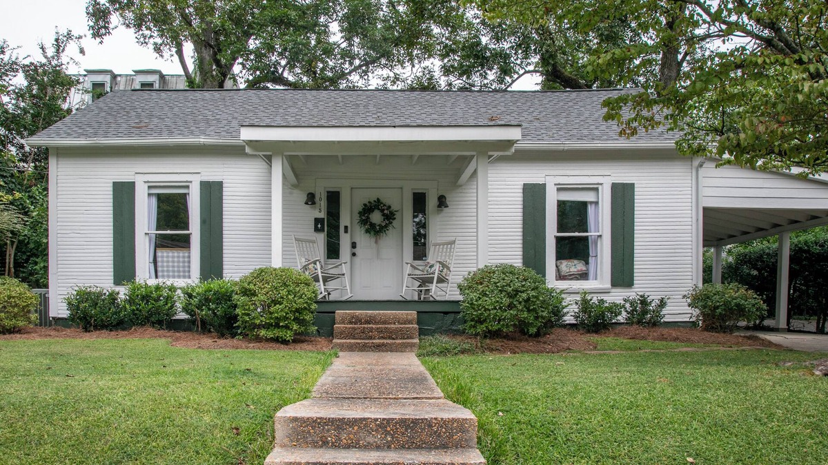 Oxford Cottage | Just A Sip Away from everything!