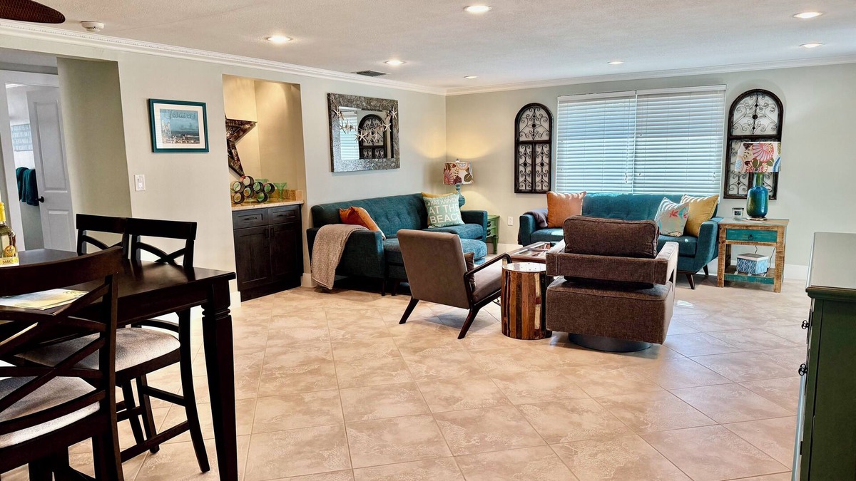 Siesta Key House | Just a three minute walk from the white sand of the world renowned Siesta Beach