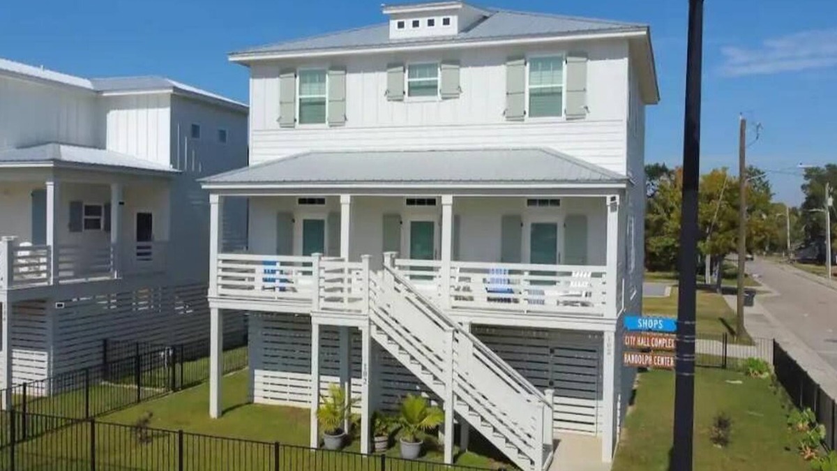 Pass Christian House | "Just Beachy" Walk to Downtown, Beach, Restaurants, Shopping, & Park. LOCATION!