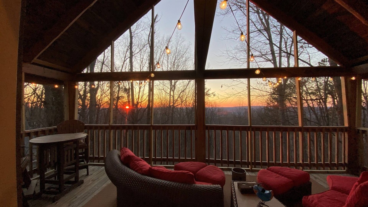 Mentone Cabin | Just Chillin on the Brow steps to downtown