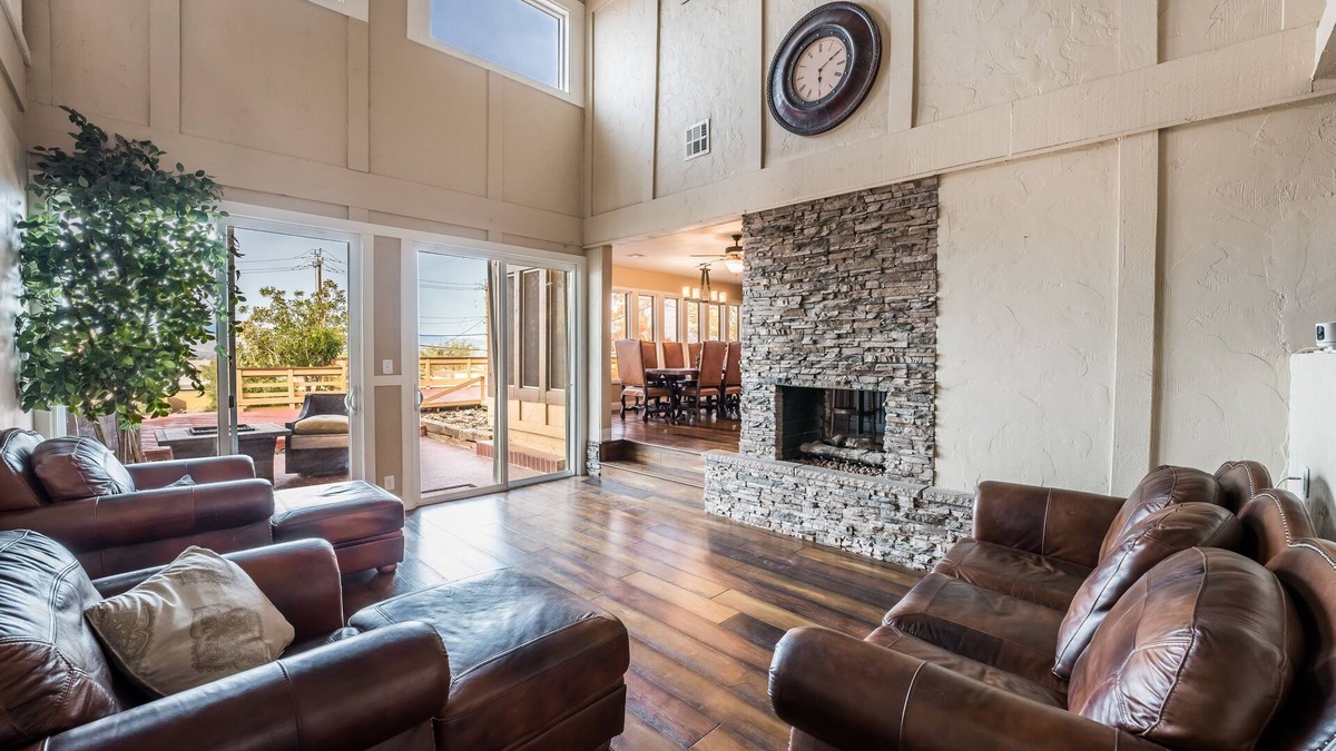 Sunrise Manor House | Just in time for SUPER BOWL! Mansion with Luscious Strip Views!