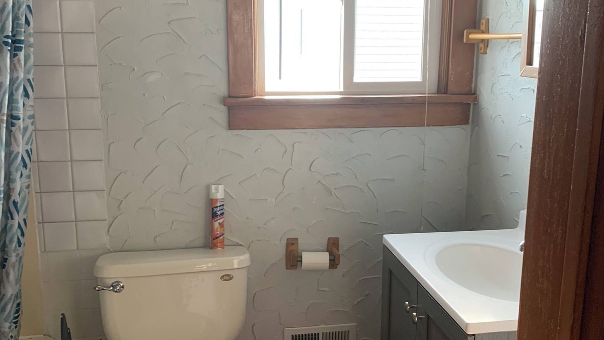 Marinette Apartment | Just in Time for the NFL Draft! We will Uber drive you to and from Lambeau !