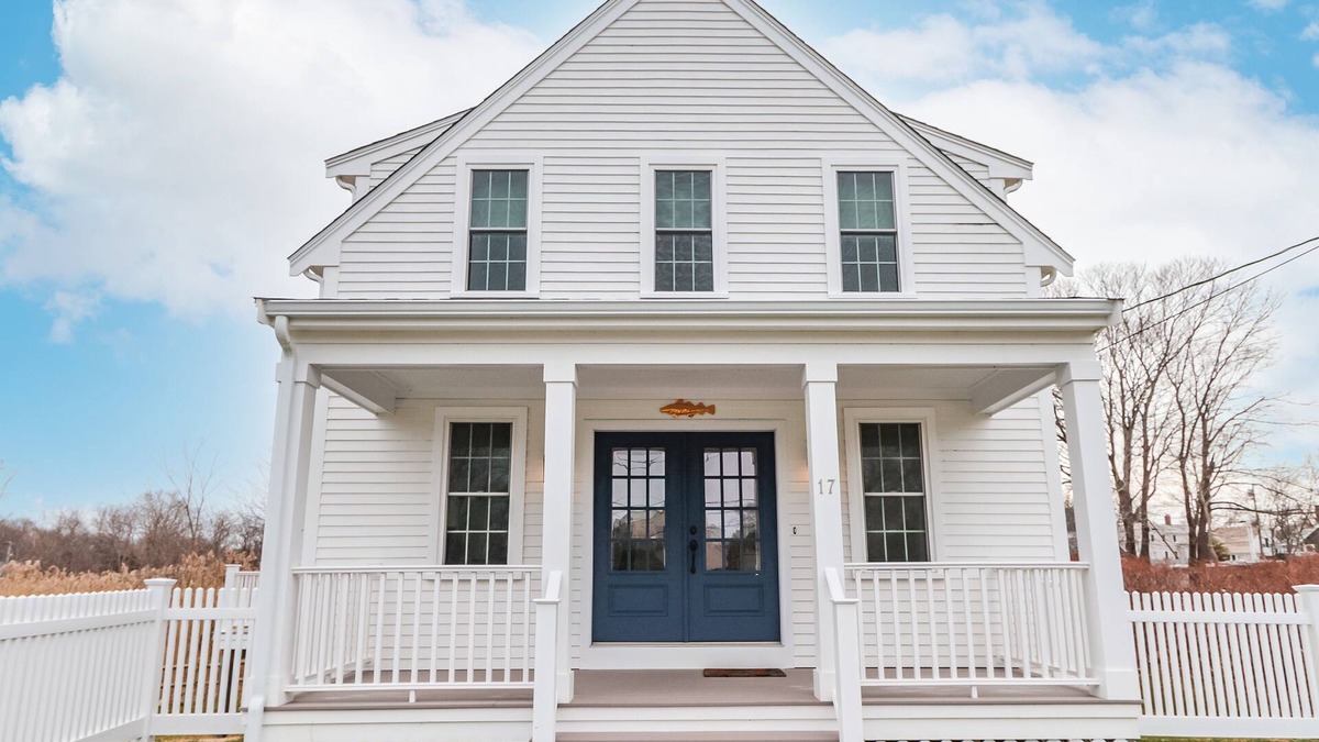 Sandwich House | JUST LISTED GREAT RATES BUILT IN 2022 STUNNING 3BD AC DOWNTOWN SANDWICH WALK TO BEACH BOOK NOW!