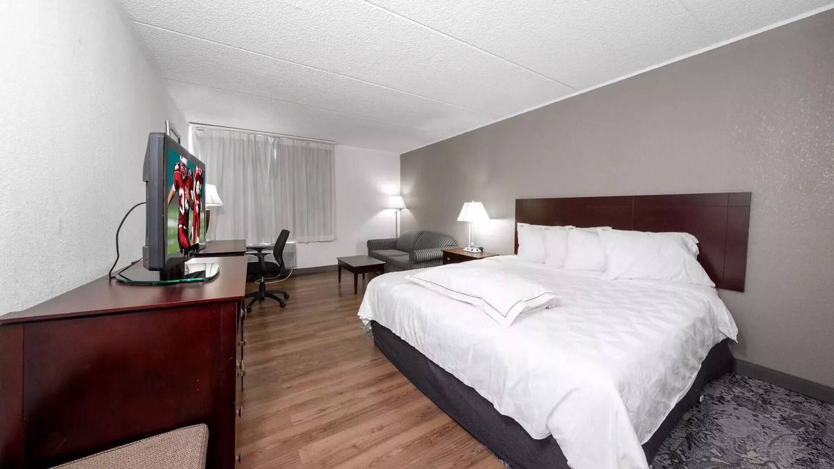 Carteret Hotel | Just Minutes From Carteret Waterfront Park! Onsite Bar, Complimentary Parking
