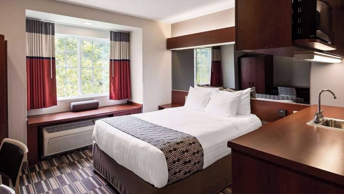 Morgantown Hotel | Just Minutes to Downtown: Relaxing Queen Suite Ideal for Couple Stay