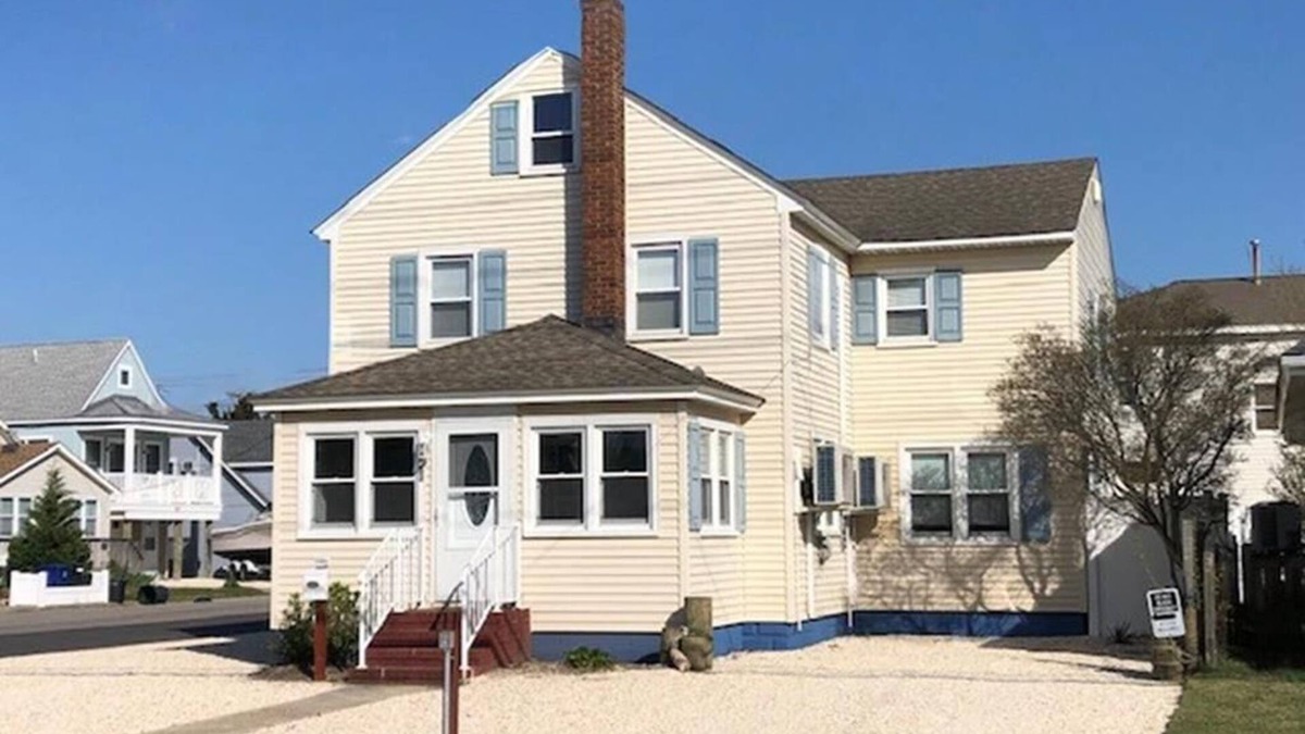 Ship Bottom House | Just moments from the Causeway Bridge this charming spacious five-bedroom – 2.
