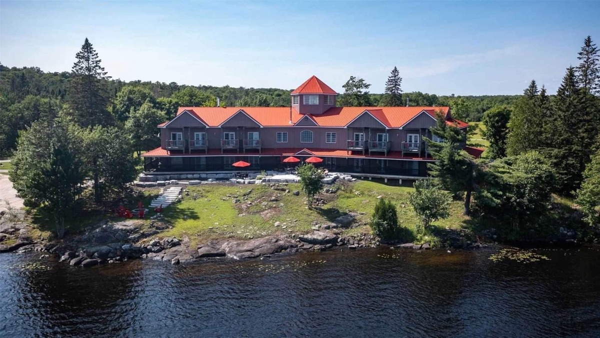 Dunchurch House | Just North of Muskoka. Enjoy a Hallmark Muskoka Experience at UBER LUXE RETREAT