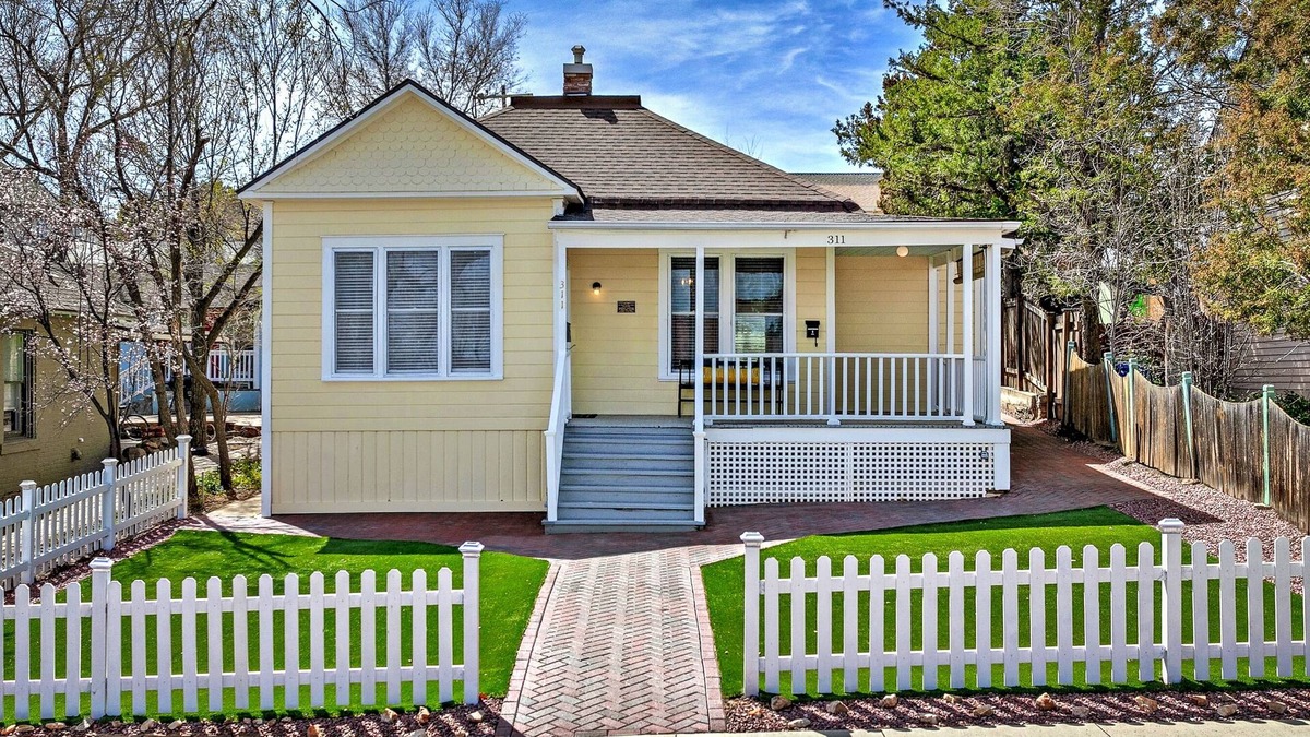 Nob Hill House | Just over 2 blocks to the Courthouse Square !