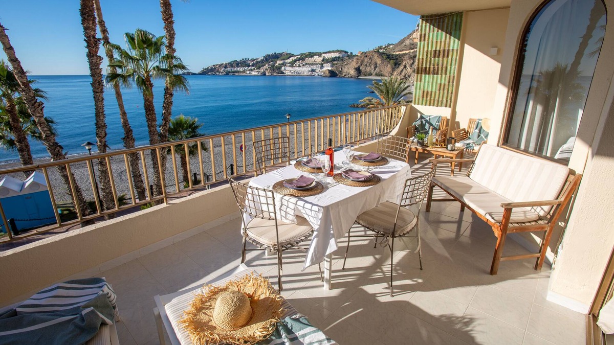 Almunecar Apartment | JUST OVER THE BEACH SPACIOUS APARTMENT WITH FABULOUS VIEWS OVER THE SEA. A/C