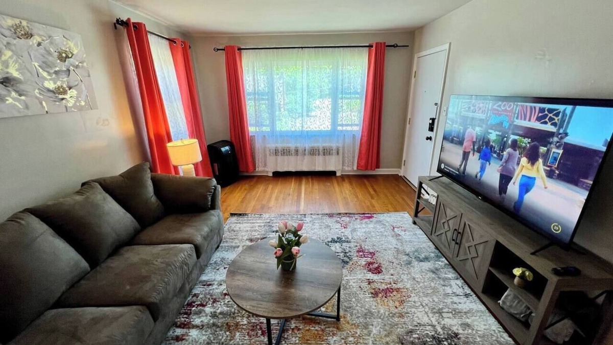 Westwood Apartment | Just Peachy King Apartment 4