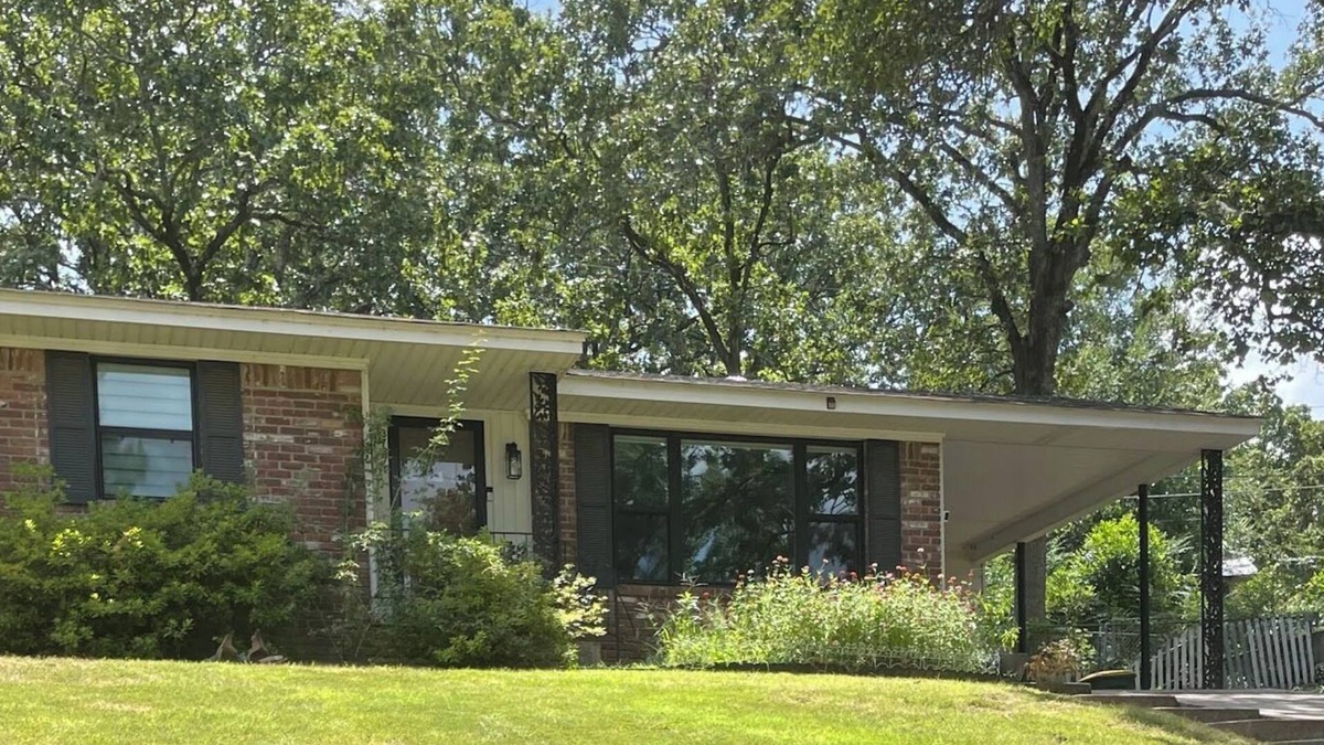 North Little Rock House | Just remodeled! 3-BR MCM Home on a Lakewood Lake -30 Day Min-close to everything