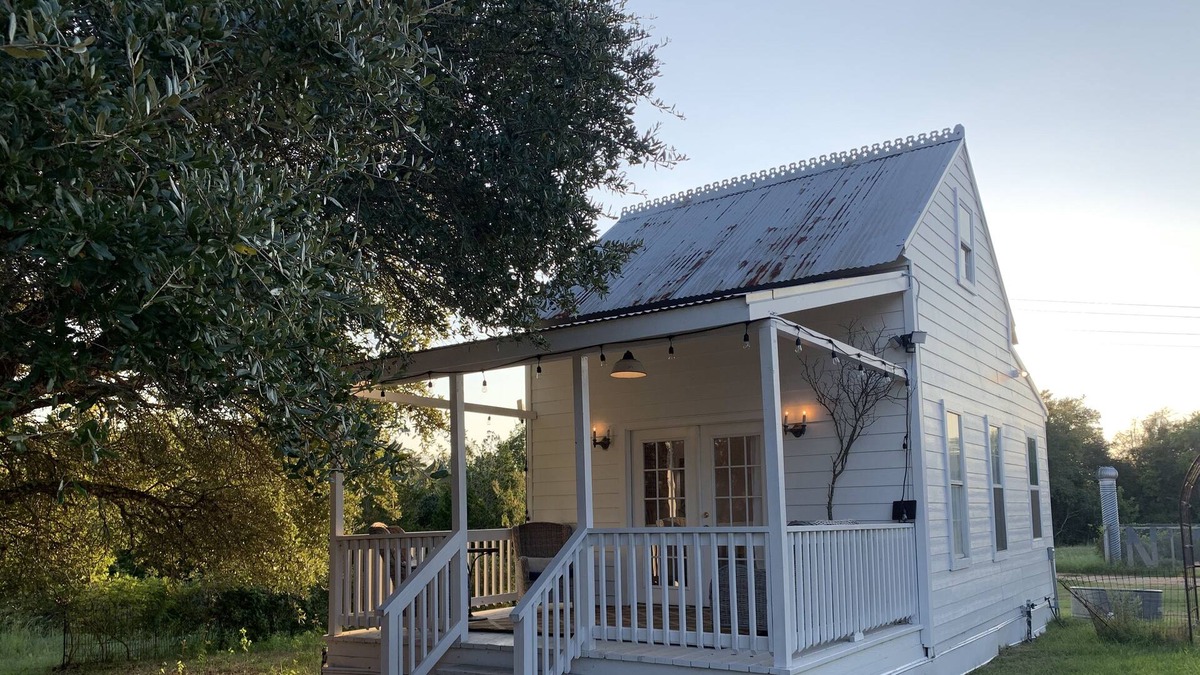Warrenton Cottage | Just right for two in Round Top, 1 Bedroom, 1 bath, outside patio- Charming!