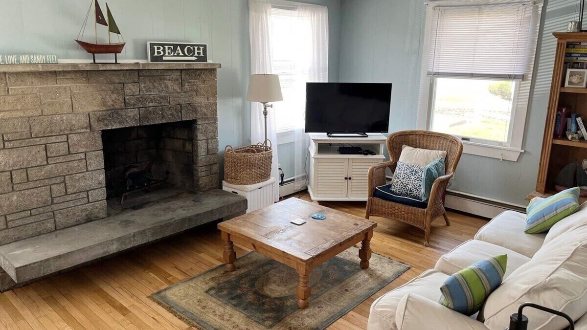 Eastward Look House | Just steps away from one of Narragansett's favorite family beaches!