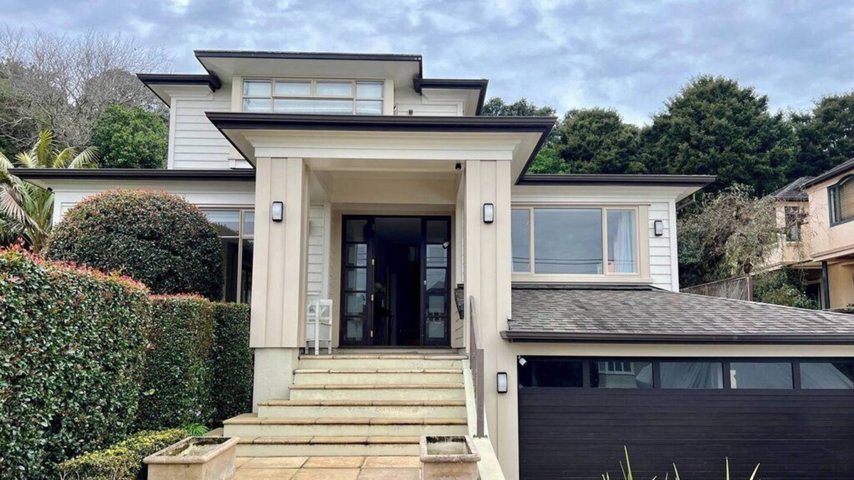 Devonport House | Just steps away from the beach!