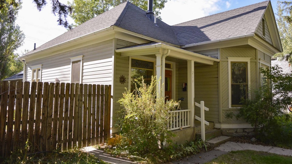 Bozeman House | Just two blocks from Downtown Bozeman, the Dahlia House is a tucked away retreat