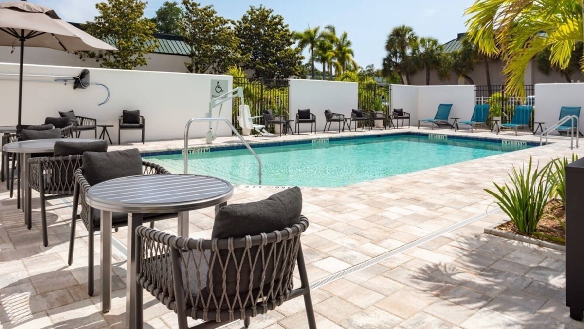 Clearwater Hotel | Just What You Were Looking For! 2 Comfortable Units, Free Breakfast, Pool