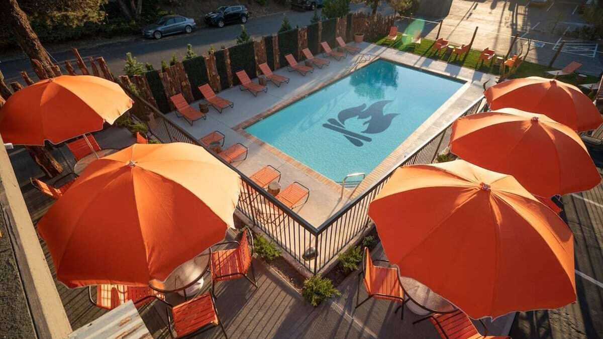 Orchard District Hotel | Just What You Were Looking For! With Pool, Free Parking, Dogs Allowed!