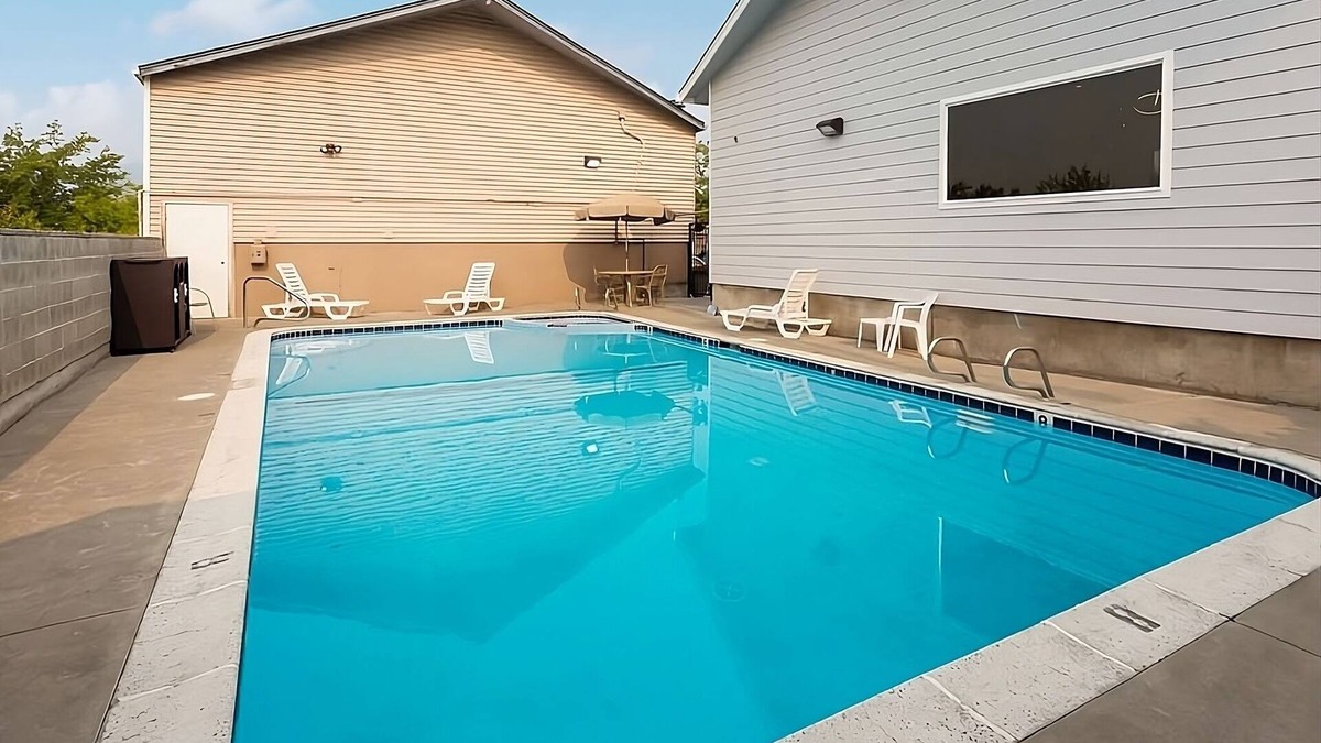 Grants Pass Resort | Just What You Were Looking For! Spacious Unit, Enjoy Swimming Pool Access!