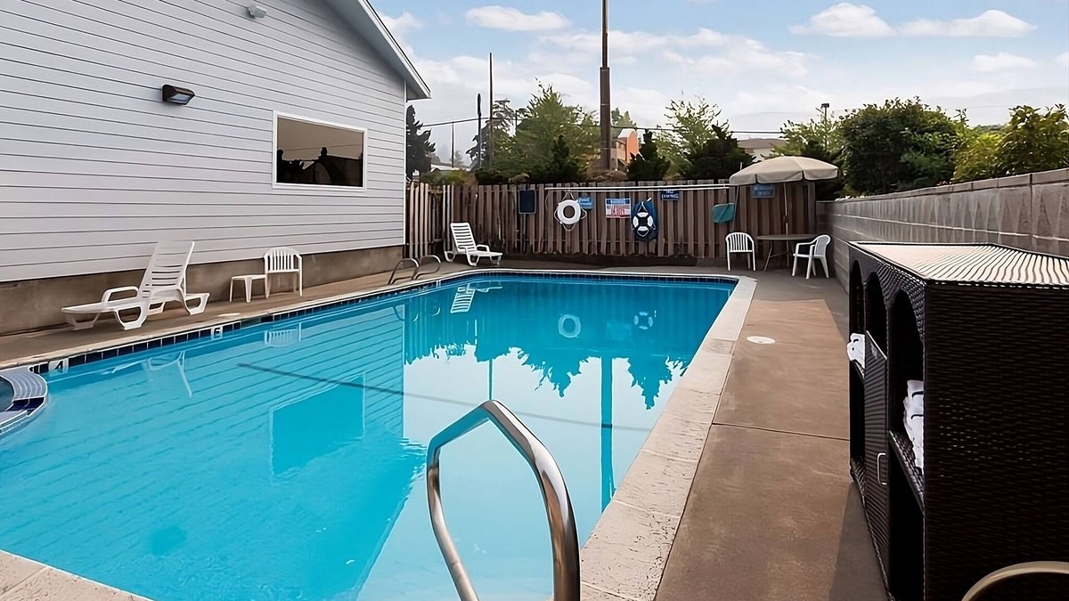 Grants Pass Hotel | Just What You Were Looking For! Amazing Unit Awaits! Close to Hellgate Canyon!