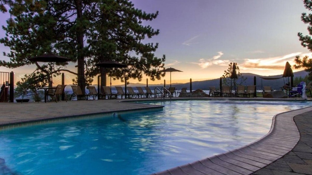 Tahoya Shores Hotel | Just What You Were Looking For! Onsite Pool, Free Parking, Outdoor Spa Tub!