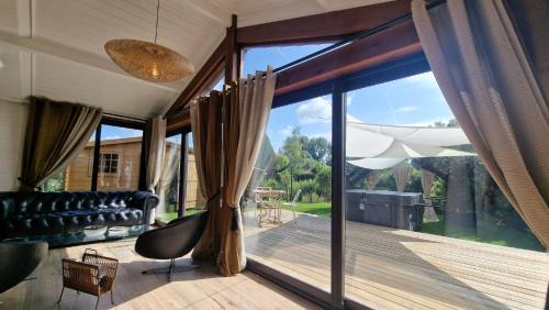Prouilly House | KÄBANE 81, Lodge avec spa au bord de l'eau