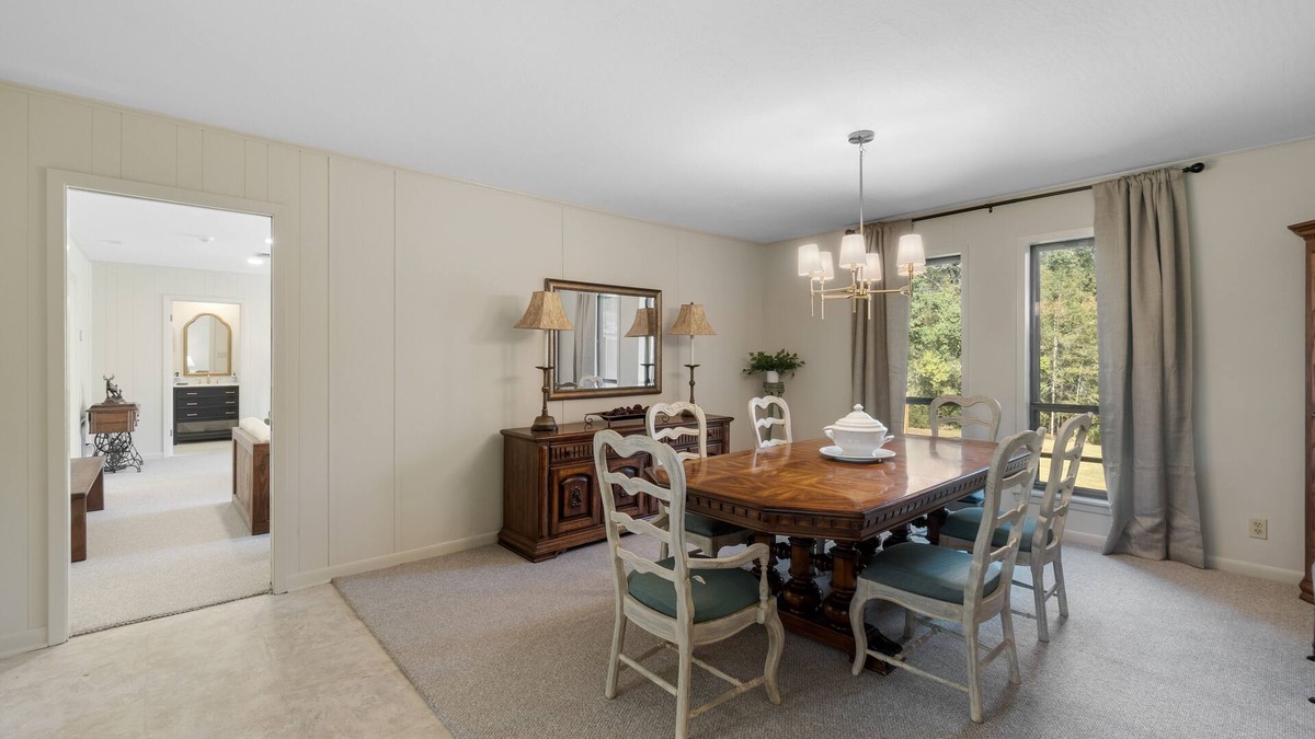 Hattiesburg House | K K’s Hideaway—pond/pool table nn