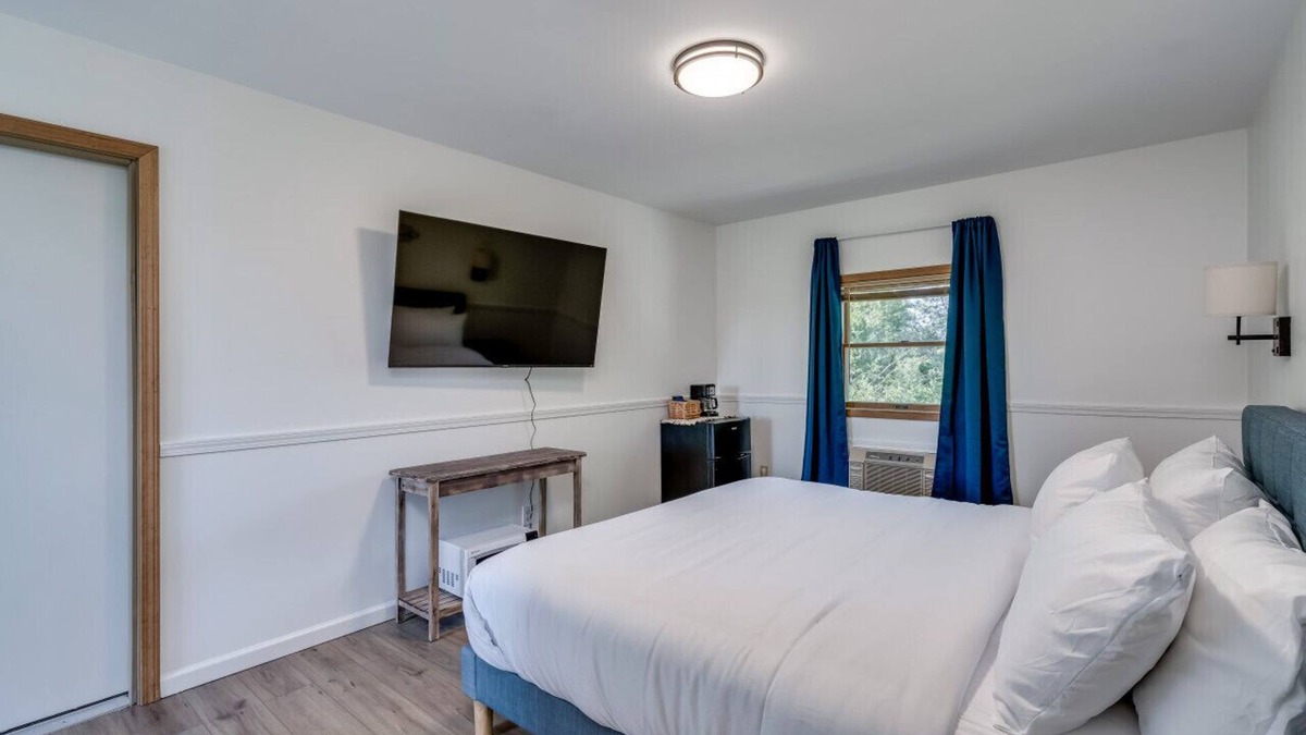 Clayton Apartment | K's Motel with Stunning St. Lawrence River Views - Room 8