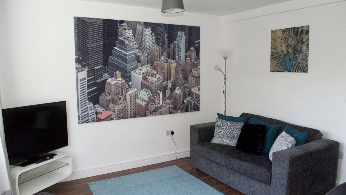 Hinckley Apartment | K Suites - Stunning 2 bed Apt w/free Wi-Fi
