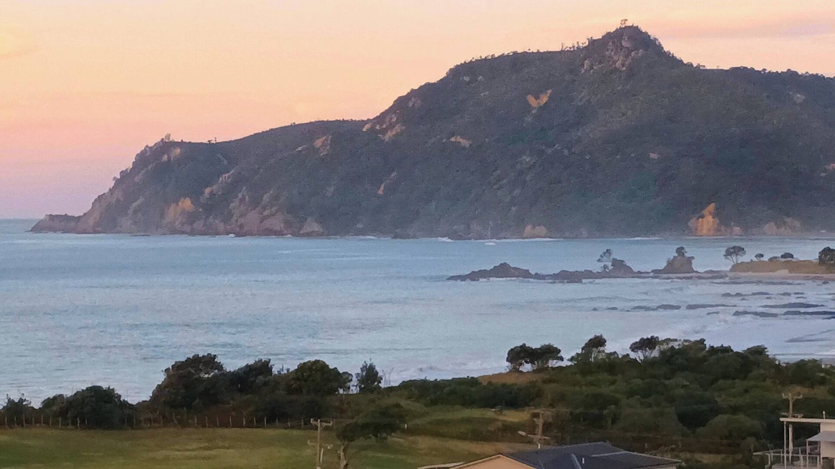Rings Beach Cottage | K West holiday home with pacific ocean and mercury views