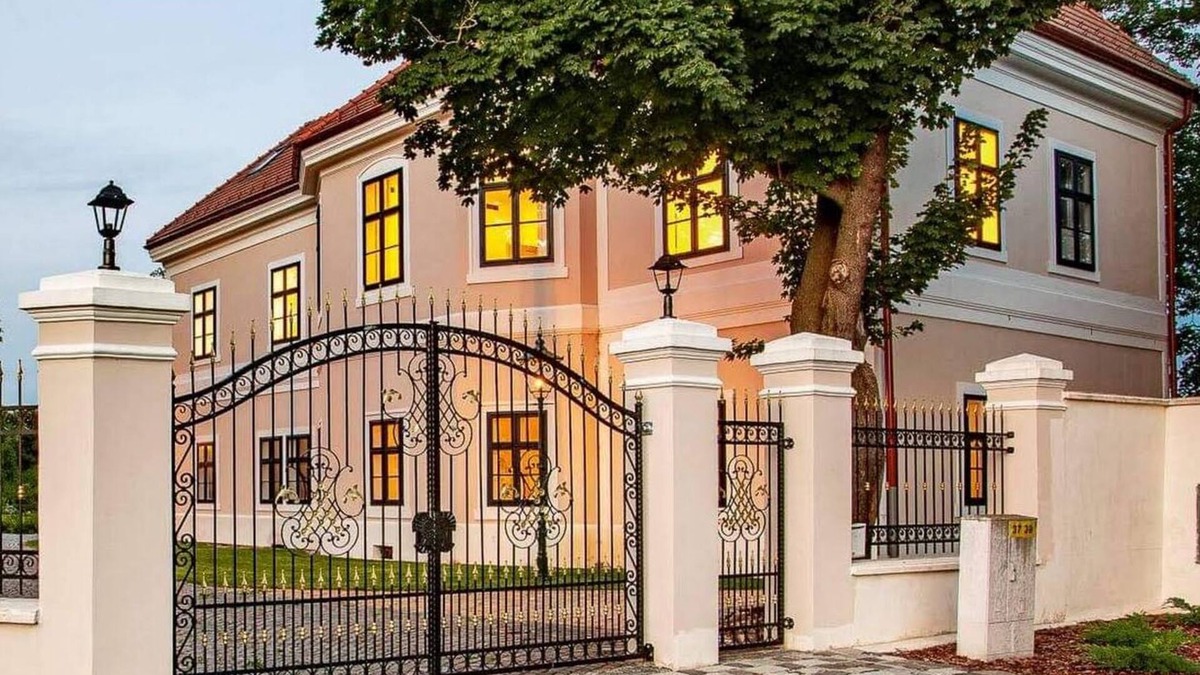 Nana House | Kaštieľ Nána spacious 6-bedroom chateau in charming Nana with AC
