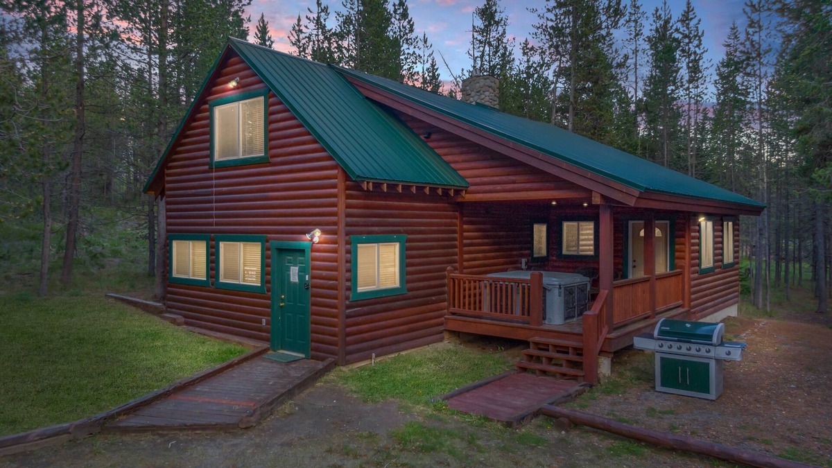 Island Park Cabin | KABINO: Hot Tub Big Garage Yard FirePit Swingset Foosball WiFi Grill
